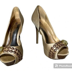 Bakers Sonya Taupe High Heel Faux Wood Grain Heel Studs & Diamond accents Size 8